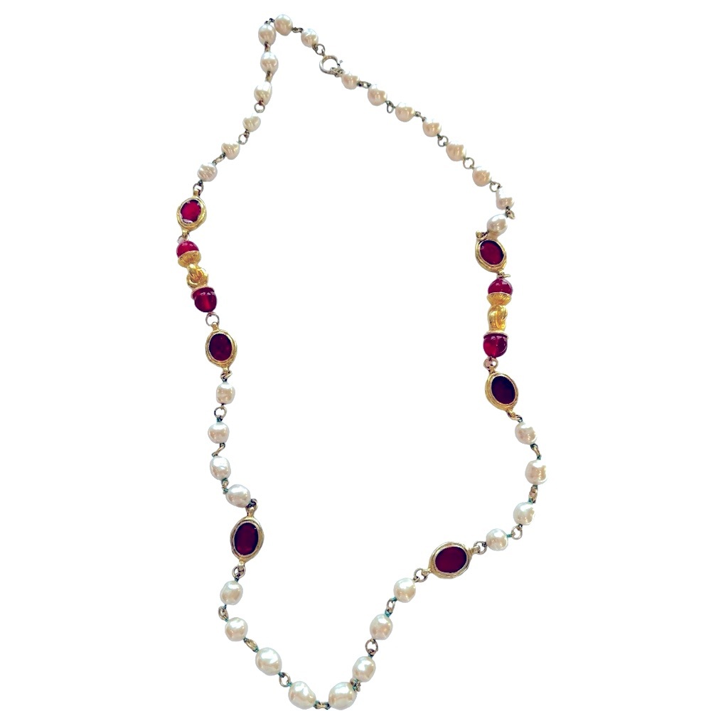 Vintage costume necklace w/pearls and red glass beads. Gold tone accents. EUC